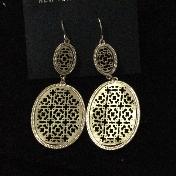 New York and Company hanging earrings - Picture 4 of 4